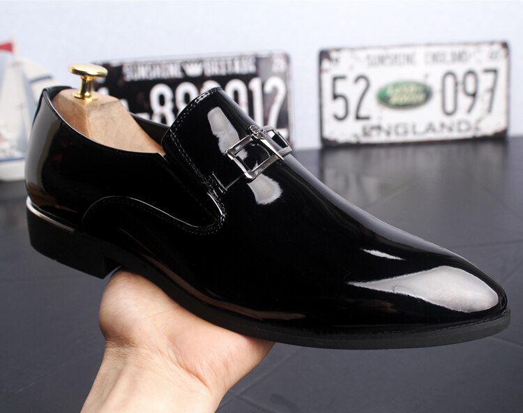 Stil varumärke lack läder avslappnad slip on suit formell spetsig england sapato masculino social business formella män skor