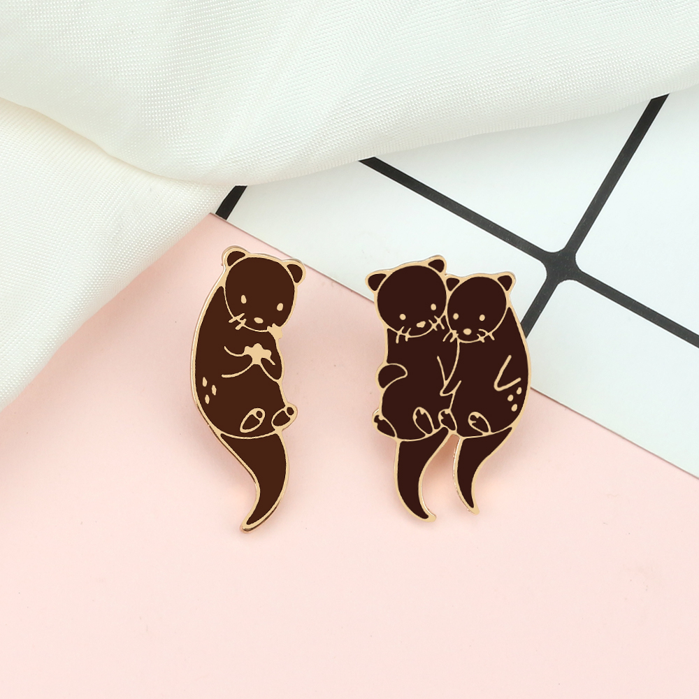 Mooie Zeeotter Knuffelen Ijsblok Broche Pin Cartoon Otters Hand Hand Badge Mode Email Reversspeldjes Sieraden Cadeau Voor Kinderen