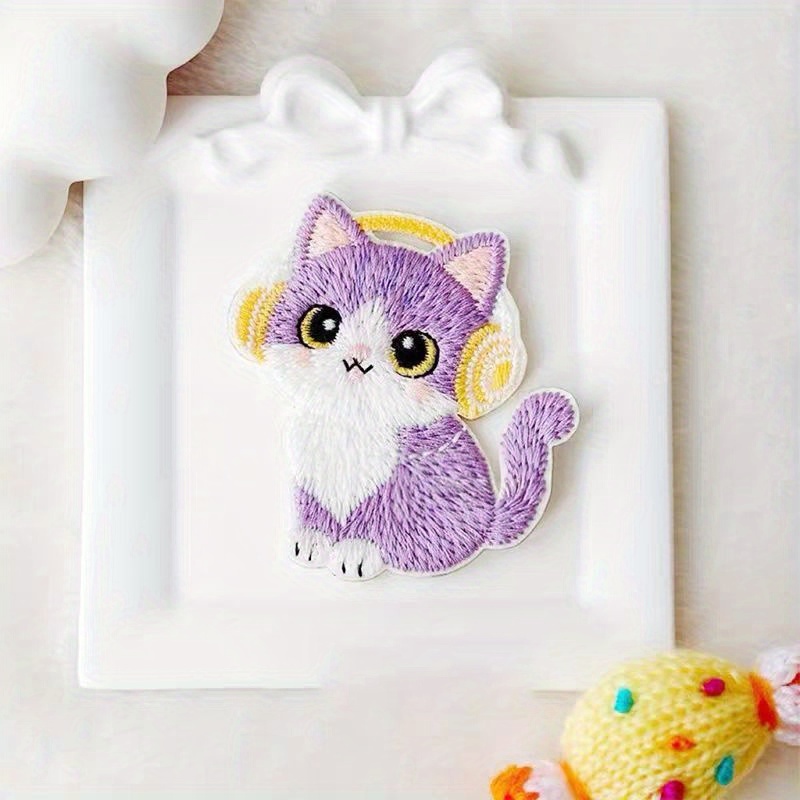 Vier geassorteerde schattige cartoon kattenborduurpatches met hoofdtelefoon, grappige badges borduurwerk applique kledingsticker kledingdecor