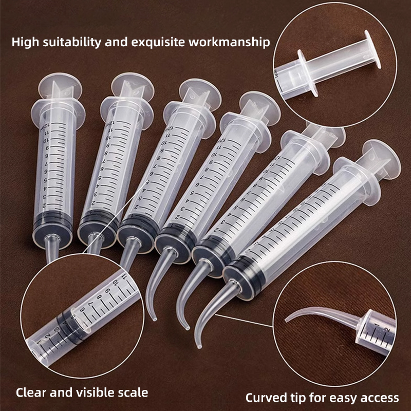 Oorspoelapparaat om de gehoorgang na een piercing te reinigen met absorberend water.