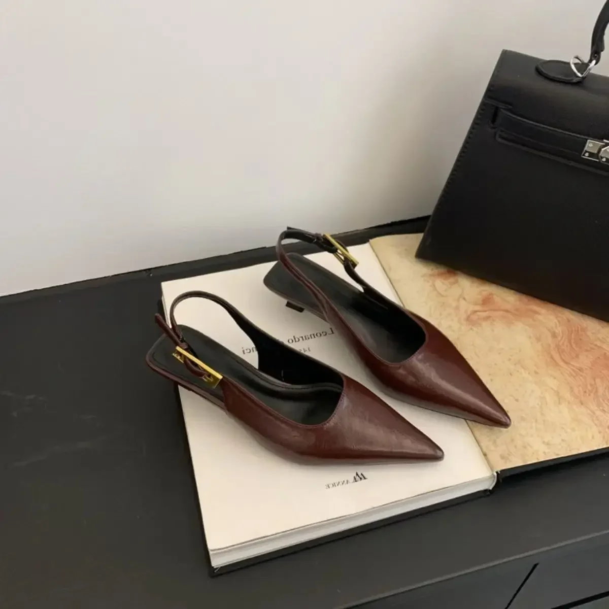 Sorte sommersandaler til kvinder med spids tå og lav slip-on, slingback-sko med tynde, mellemhøje hæle og kjoler