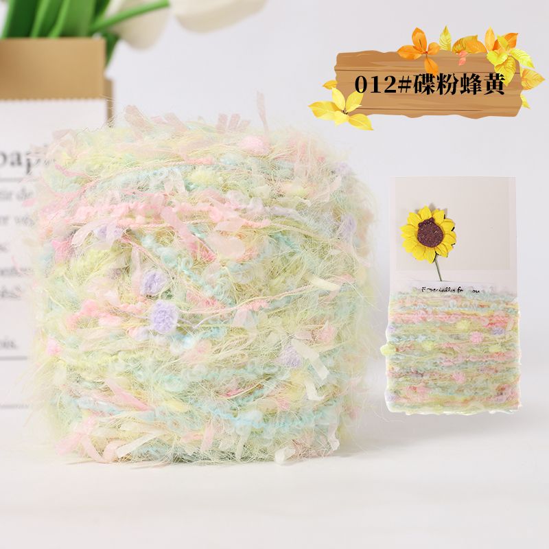 Handgemengd garen, kenmerkend fantasiegaren, handgemaakt doe-het-zelf garen met kleurverloop, wollen bol, haaknaald, grote cirkel, garensegment, geverfde grove wol: Rood