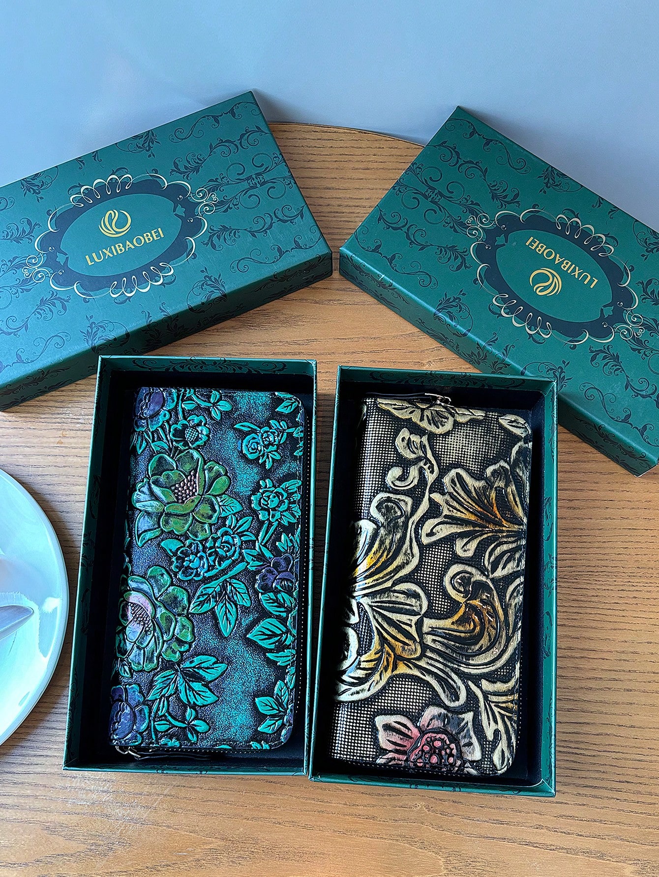 High-end retro carved long women's wallet, fashionable and leather carved flower wallet clutch, can hold mobile phone, m