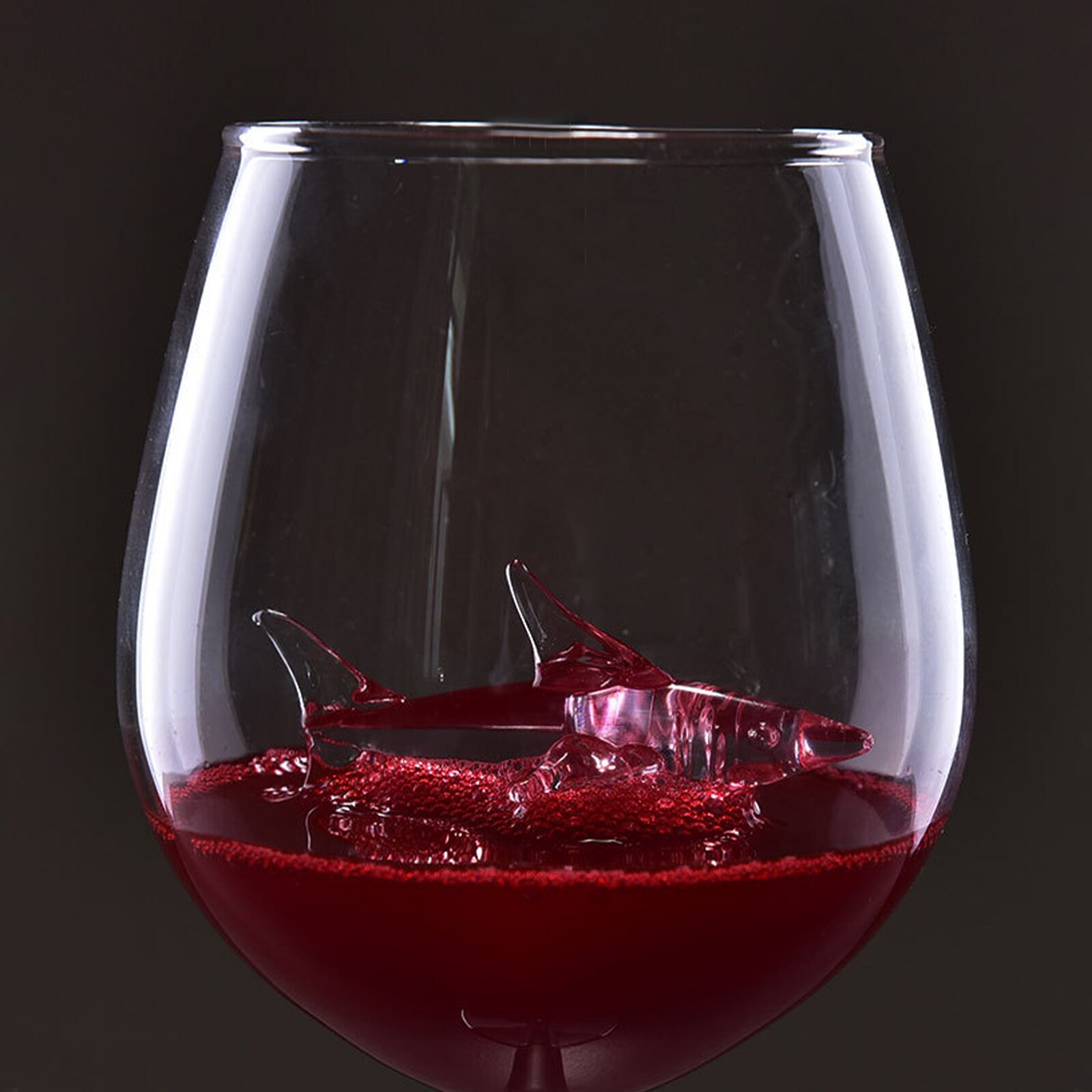Handgeblazen kristallen wijnglazen, thuis, haai, rood wijnglas met haai erin, wijnfles, kristallen wijnglazen voor feestjes