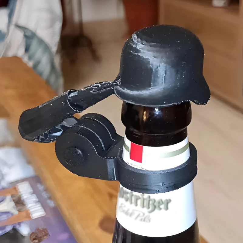 3/1Stck Kreative Soldat Gruß Bahre Flasche Helm Staub-nachweisen Deckel salutieren Pose Bahre Flasche Kappe für BBQ Party Bar Bahre