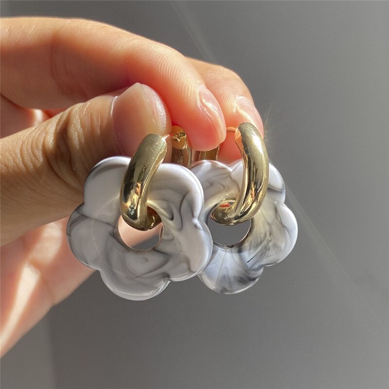 Retro Daisy Flower Resin Earrings Minimal Jewelry Neon Hollow Flower Blossom Acrylic Hoop Earrings Flower-shaped Resin Acetate: grey