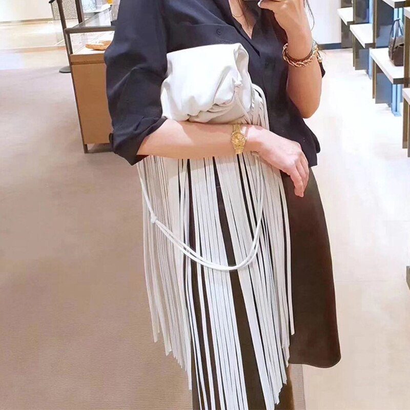 trend lang kvast kvinner pu veske veske crossbody veske kvinnelig frynset veske dame veske: Hvit