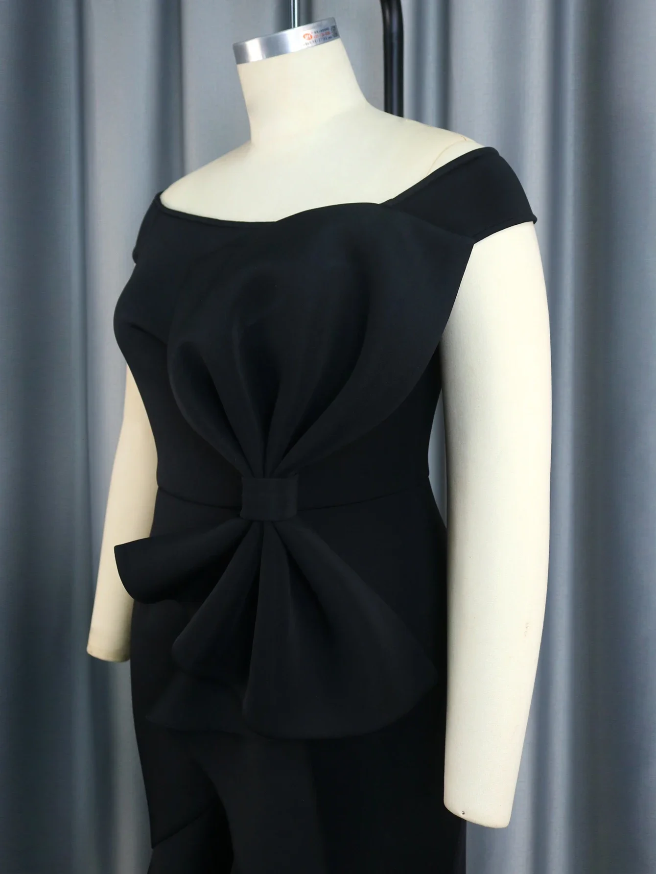 Vestido de con volantes negros para mujer, traje Sexy con hombros descubiertos, lazo grande, Irregular, Peplum, ajustado, para Club nocturno, novedad de verano 2023