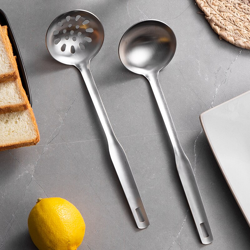 2pz Cucchiai ss #18/10 in acciaio inox piatto caldo Cucchiaio colino Integrato Gancio Lungo Manico Che Perde Cucchiaio impostato che servire cucchiaio