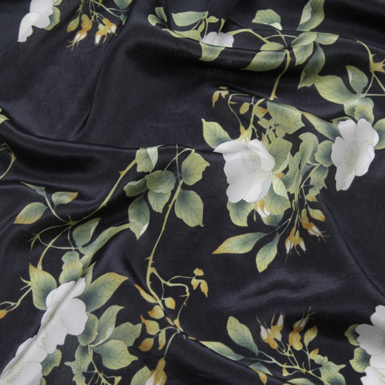 Blomsterprint på sort ren silke crepe de chine stof 140cm bredde, scdc 972