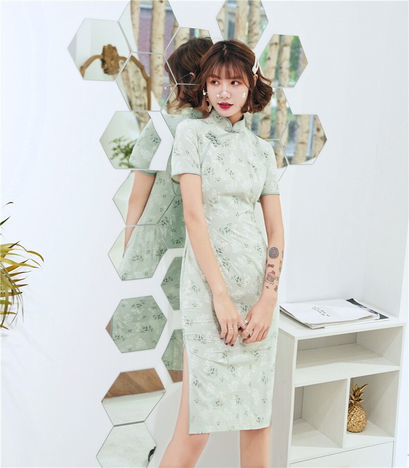 Qipao-vestido verde brillante, mujer, de manga corta, algodón y lino, estampado de flores, Cheongsam moderno, novedad de verano