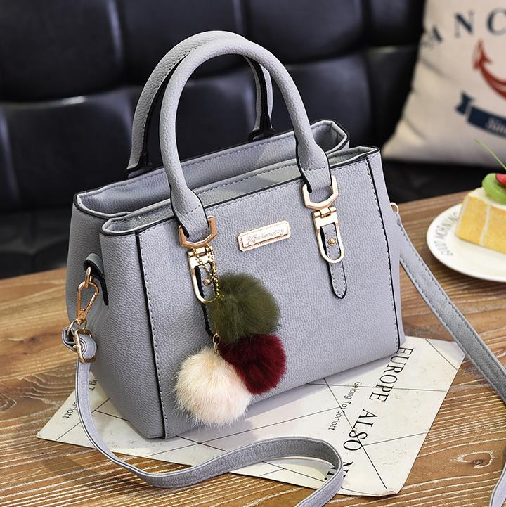 Yogodlns Vrouwen Kralen Hanger Handtas Dames Reliëf Schoudertas Dames Messenger Bag Hairball Tassen Tas: Light gray