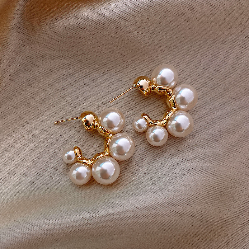 Nuevos bonitos pendientes de aro con tachuelas de perlas para mujer, pendientes minimalistas de Color dorado, aros pequeños Huggies, joyería de para boda: Chapado en cobre envejecido