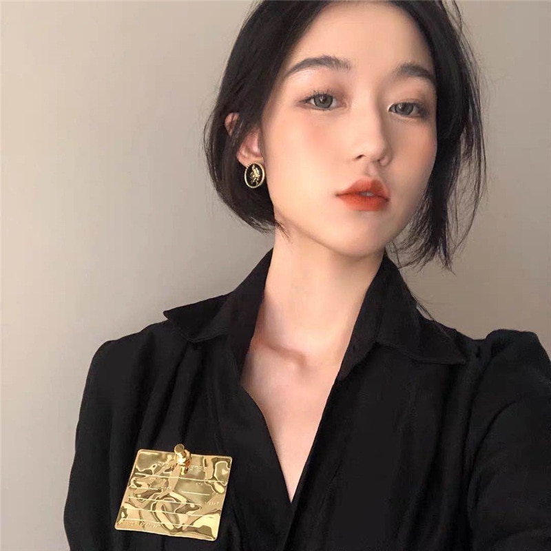 Huanzhi hip hop cool geometri uregelmæssige metalfoldninger brev badge dekoration broche til kvinder mænd overfrakke tilbehør