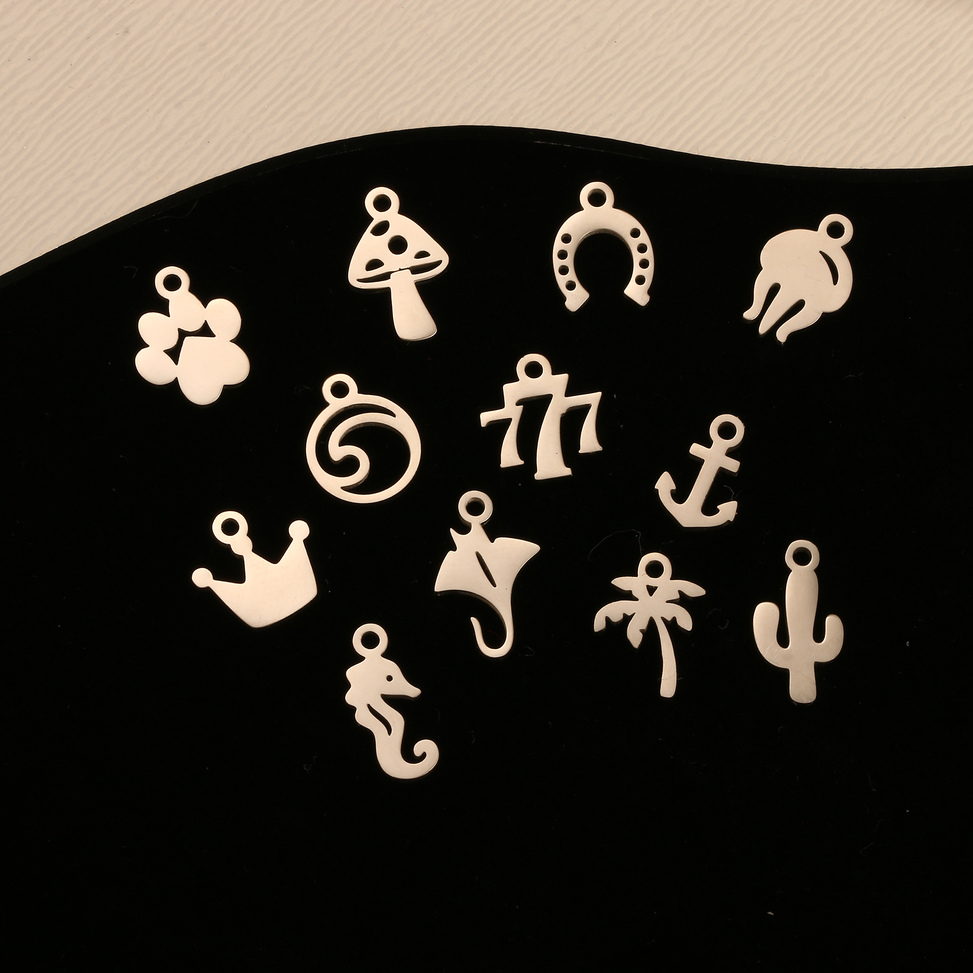5 Stück Kawaii Mini Qualle/Pilz/Anker/Glückssymbol Charme Kleine Marine Meeresleben Anhänger DIY Armbinde Halskette Schmuckherstellung