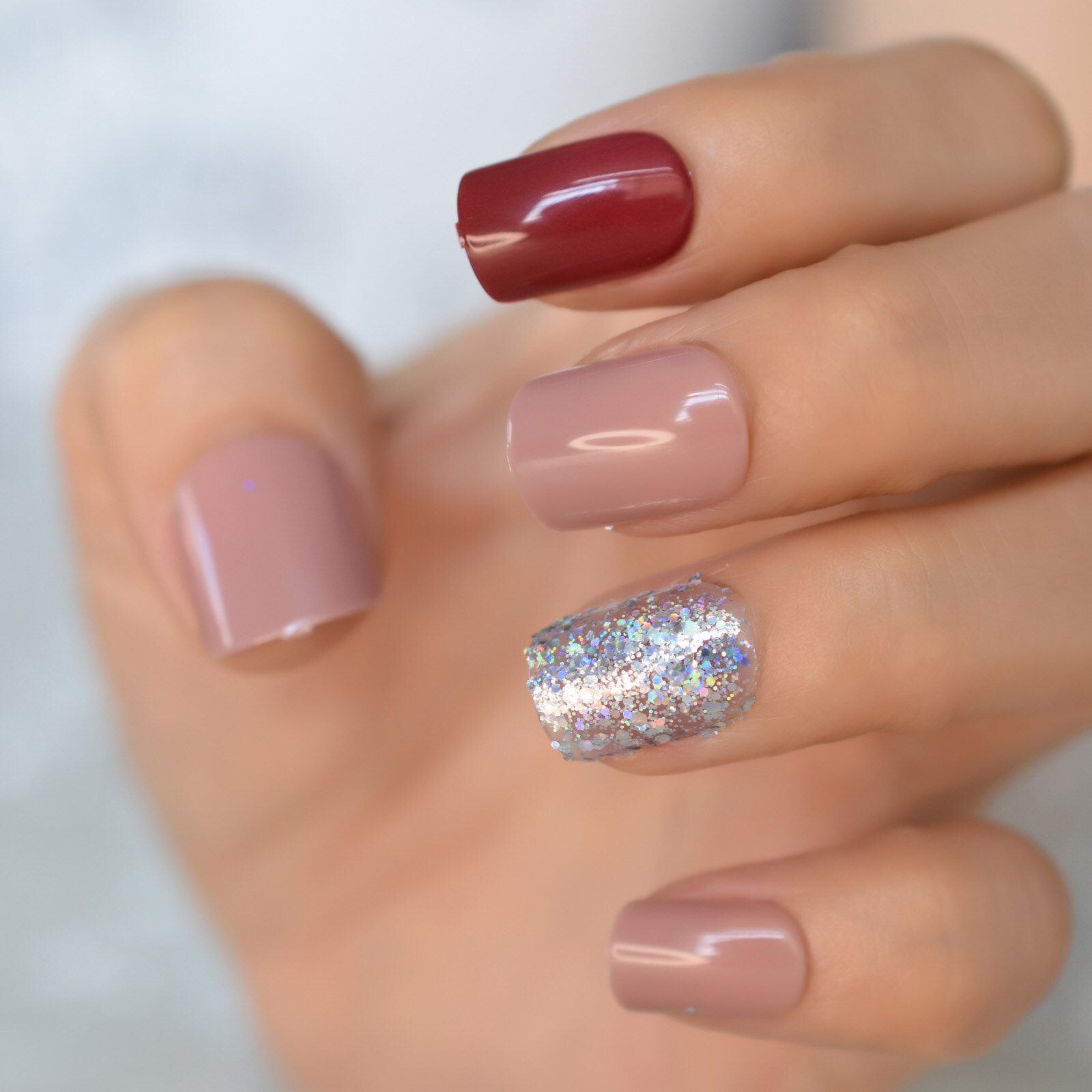26 pièces de Faux Ongles en Gel, mélange de paillettes, holographiques, carrés, courts, de couleur rose, rouge foncé