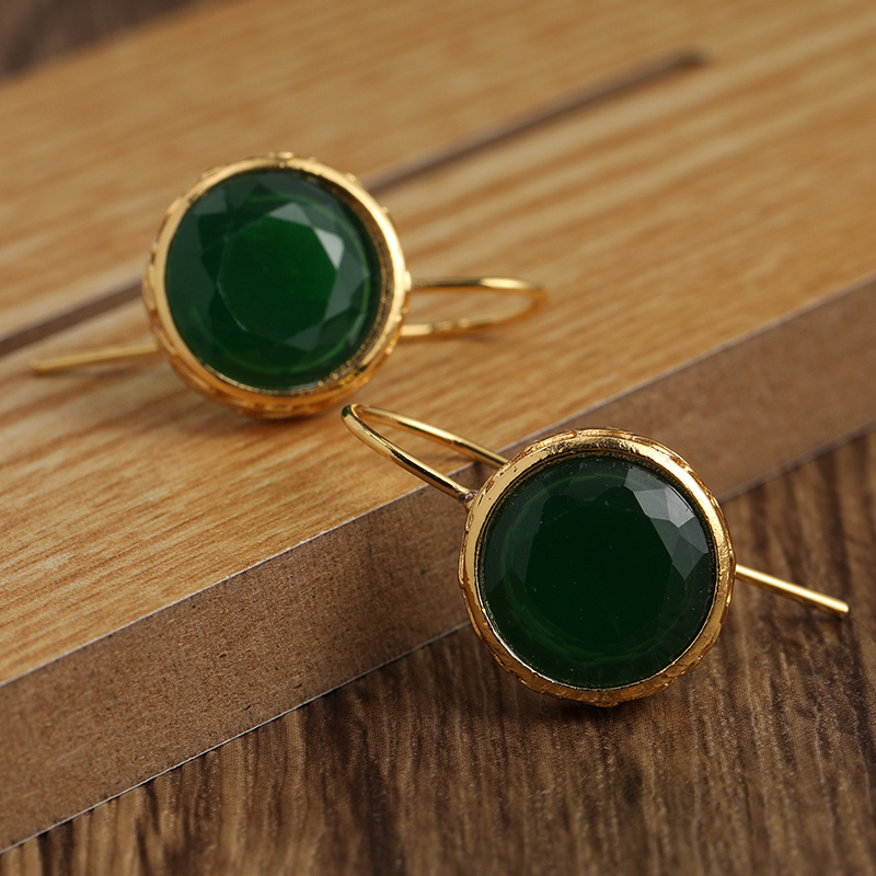 Trendy gouden oorbellen met groene steen, unieke oorbellen voor dames, eenvoudige oorbellen met steentjes voor dagelijks gebruik.: Default Title