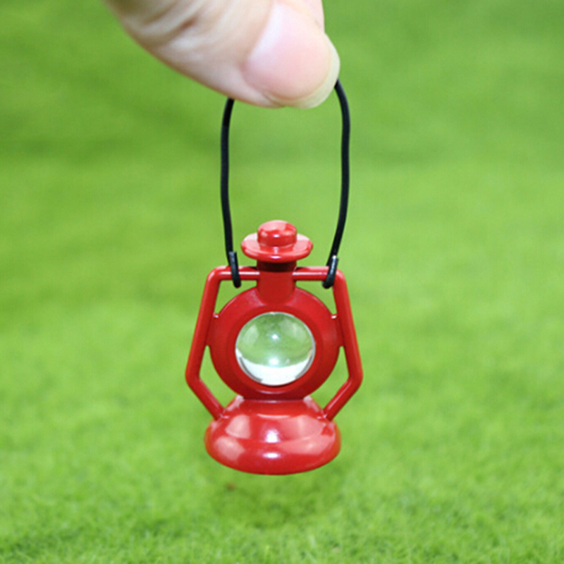 Nuovo 1: 12 in Miniatura Casa Delle Bambole Rosso Cherosene Lampada di Olio per Blyth BJD Casa di Bambola Decorazione Accessori Giocattoli per I Bambini