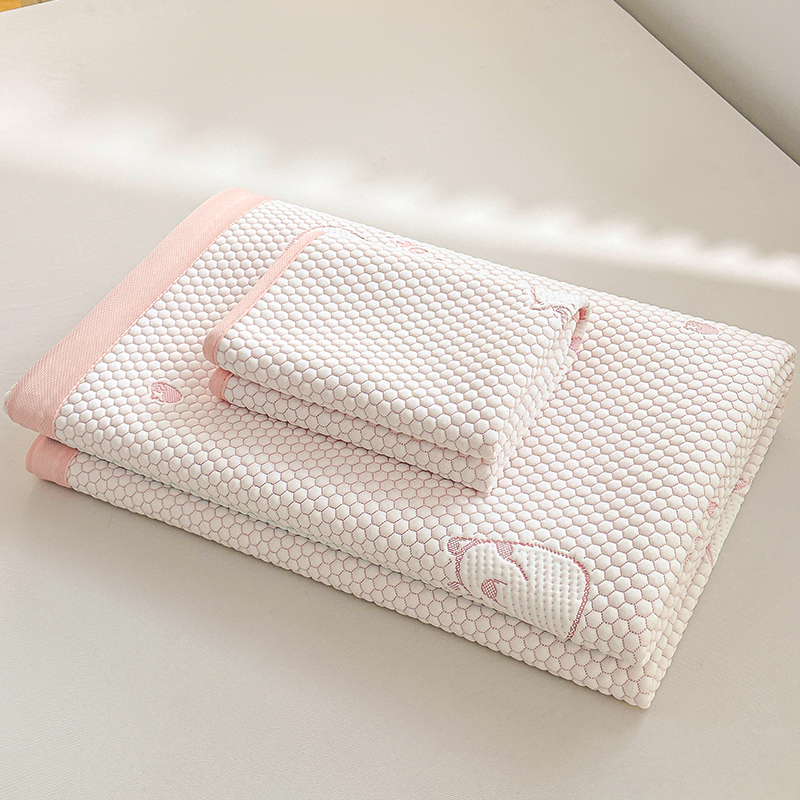 Sommer 1pc kølemadras, polyester, åndbar og blød, lyserøde kantstriber, tegneserieprint, ideel til nætter