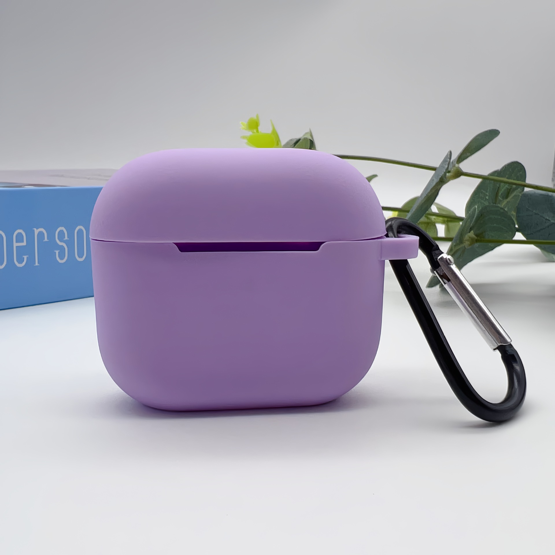 OUIO Funda para auriculares inalámbricos Funda protectora de cobertura total con hebilla colgante, funda para auriculares de gel de sílice para AirPods 4: Morado