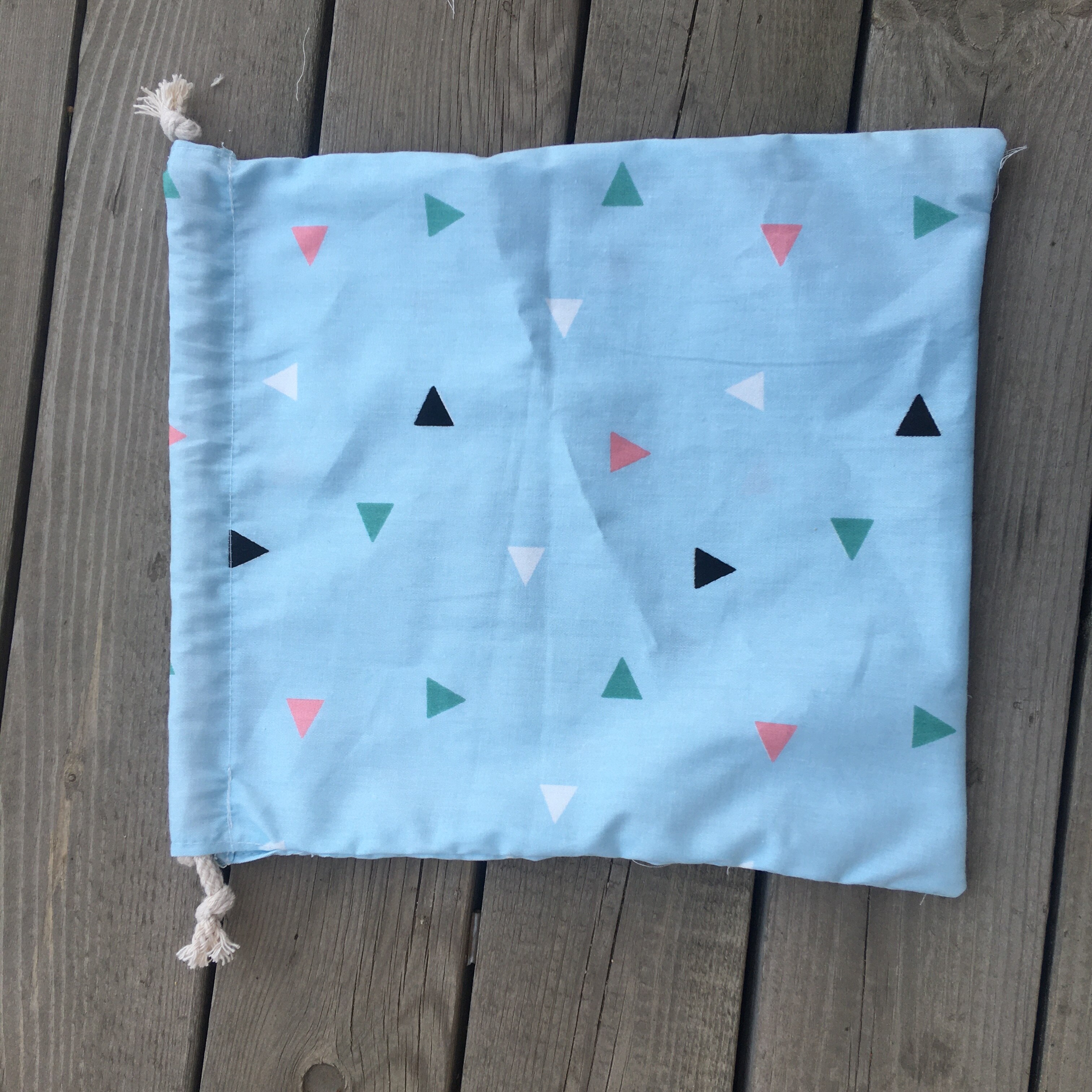 1pc katoenen trekkoord multifunctionele gesorteerde tas feesttas kleurrijke driehoeken blauwe basis  yl605