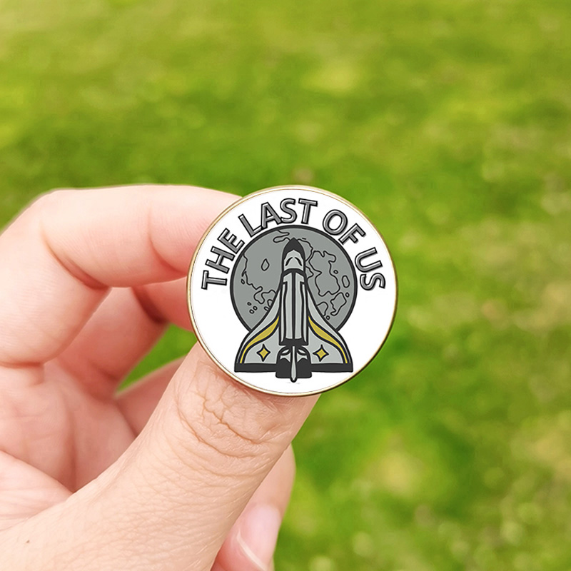 Viimeinen  us 2 rintaneulasta ellie-hahmo siivet raketti avaruusalus rintaneulat miehille naisille fanit cosplay reppu lasiset rintaneulat: Smaragdin vihreä / Antiikki pronssi päällystetty