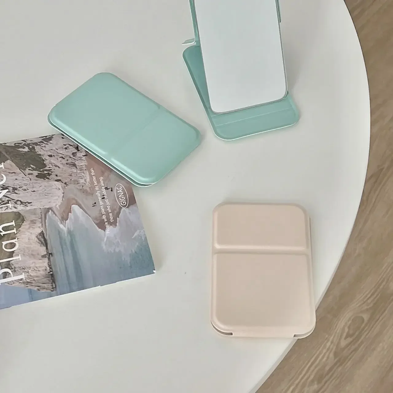 Desktop make-upspiegel Effen kleur PU-leer Eenvoudige draagbare draagbare make-upspiegel Opvouwbare student Compacte schattige zakspiegel