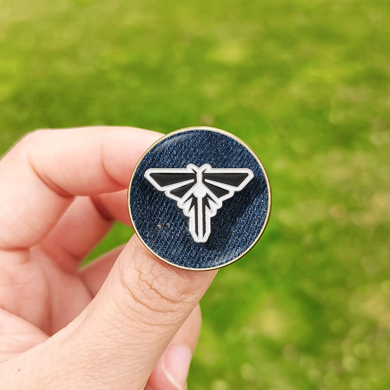 Viimeinen  us 2 rintaneulasta ellie-hahmo siivet raketti avaruusalus rintaneulat miehille naisille fanit cosplay reppu lasiset rintaneulat: Musta vihreä / Musta asepinnoitettu