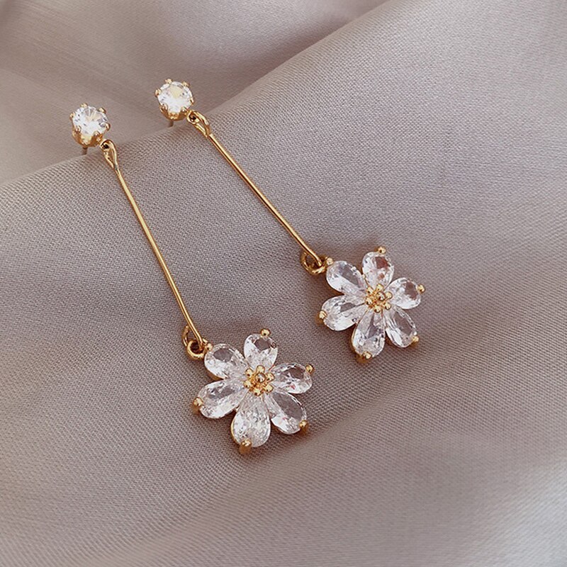 Dolce Elegante Cz Petalo di Fiore Orecchini A Pendaglio Per le donne Lucido Coreano Delicato Zircone Orecchino Lungo Ciondola Gli Orecchini Dei Monili di Lusso