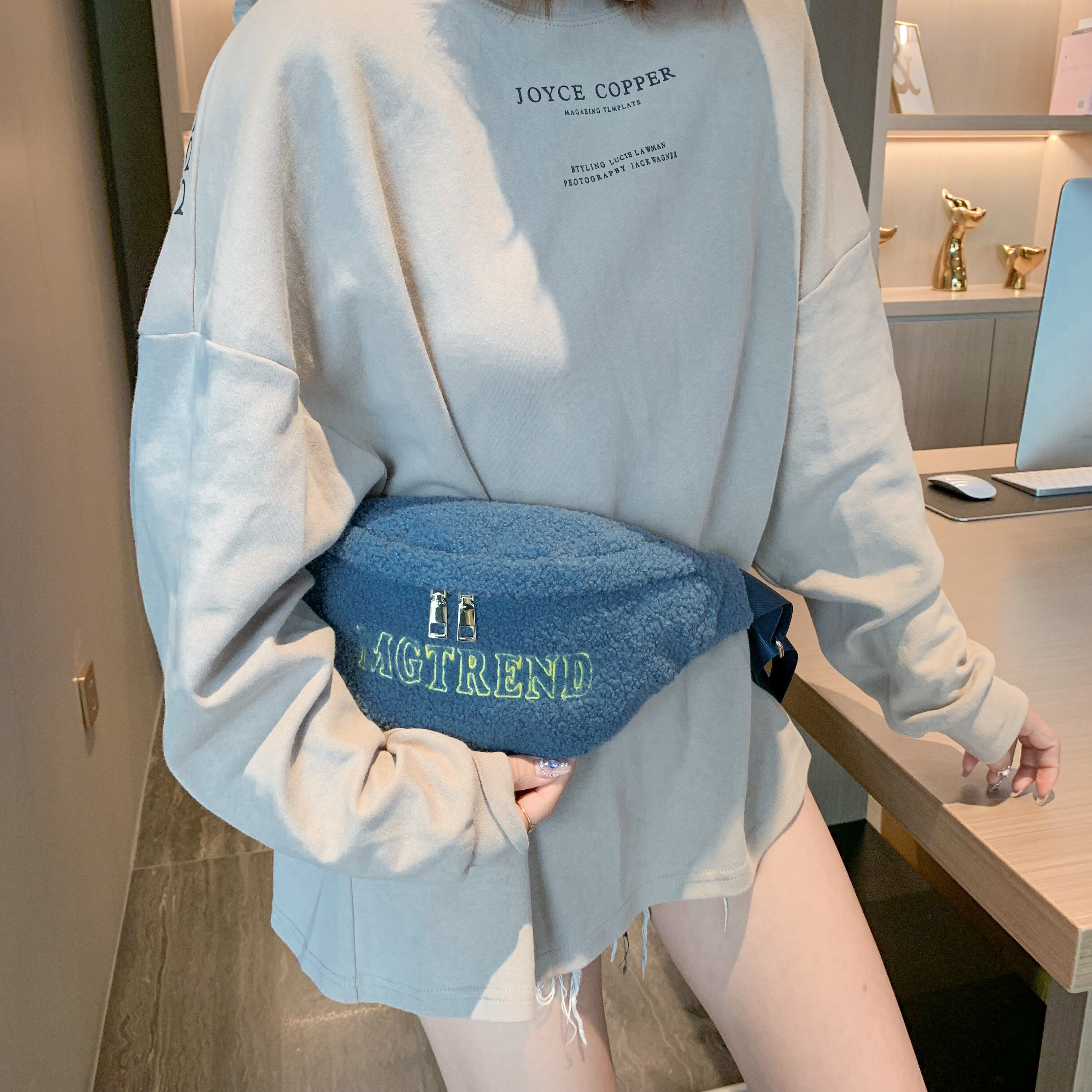 Waist Bags For Women Fur Chest Bags Winter Warm Plush Crossbody Bag Ladies Fanny Pack Faux Fur Chest Purse Casual Belt Pack