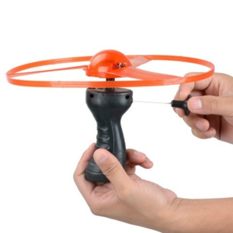 Grappige Spinning Flyer Lichtgevende Vliegende Ufo Led Licht Handvat Flash Vliegende Speelgoed Voor Kids Outdoor Game Kleur Willekeurige