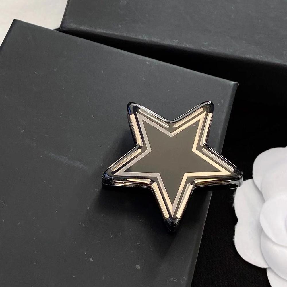 Beroemde Mode Broche Sieraden Voor Vrouwen Hars Vijfpuntige Ster Broches Partij Fijne Mode-sieraden Gold Black pins