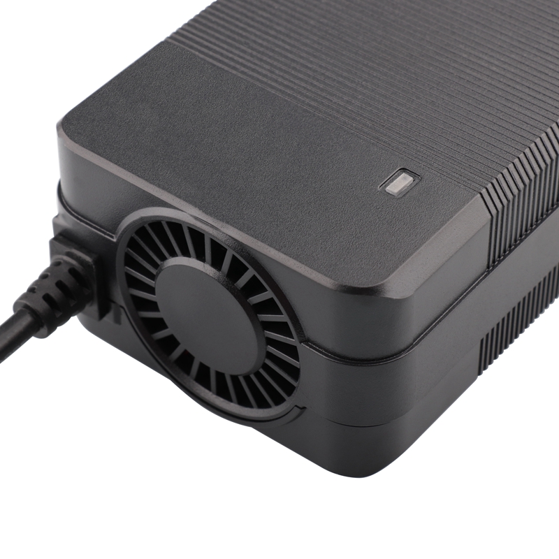 29 4V chargeur 29.4V 5A chargeur de batterie au Lithium pour 24V 7 série Li-ion batterie DC 5.5*2.1MM connecteur avec ventilateur de