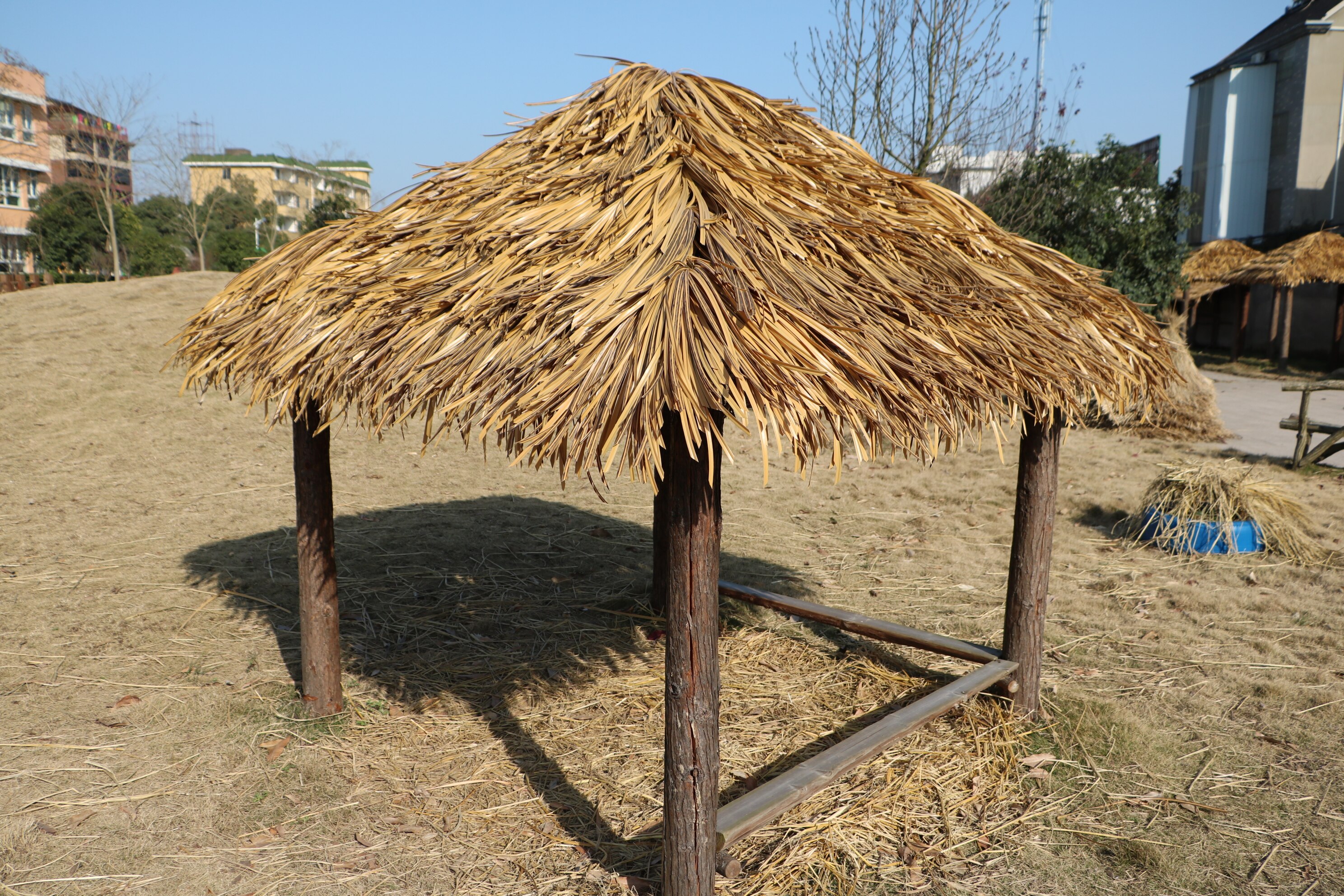 Artifical Plastic Grass Synthetic Thatch Simulation Thatched PE Plastic Thatch for Roof Decoration(19''x 19'')