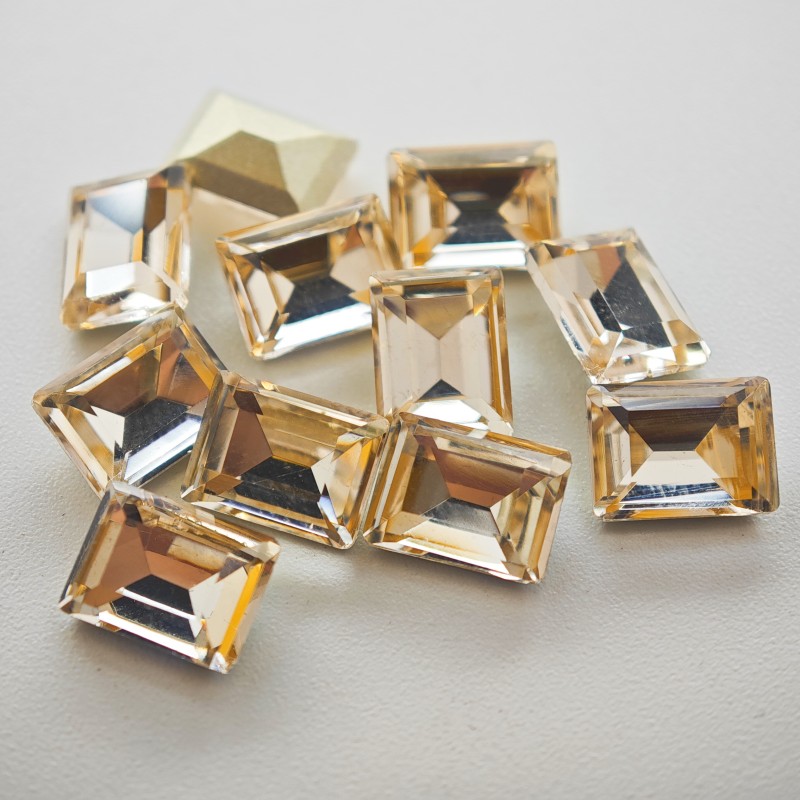 50 stuks 6x8mm rechthoekige haakse nagelaccessoires kleurrijke super glanzende K9 diamant puntige bodem onregelmatige nageldecoratie