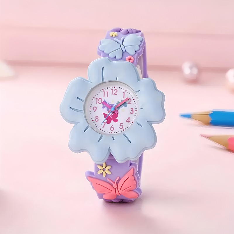 Reloj lindo de dibujos animados de flores y mariposas en 3D para niñas: PVC suave, correa de silicona agradable para la piel, movimiento de cuarzo, no resistente al agua: Azul cielo