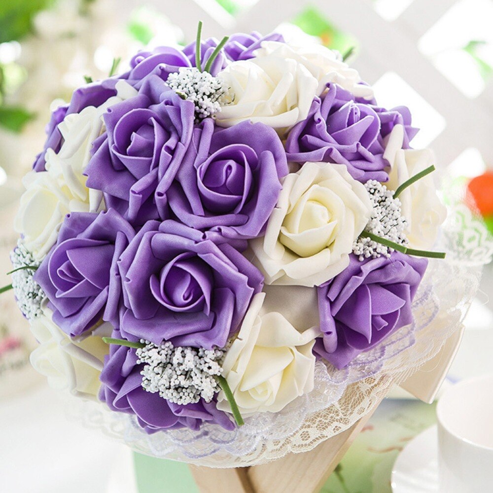 Panna młoda trzyma kwiaty, nowy nabytek romantyczny ślub kolorowy bukiet panny młodej, czerwony różowy niebieski i fioletowy bukiety ślubne \ fioletowy