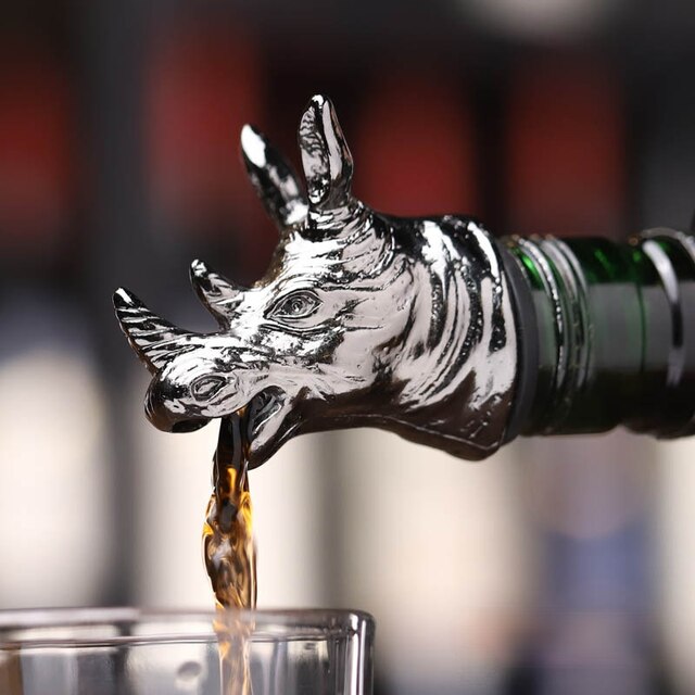1PC Bar decoration accessories nightclub bar counter accessories red wine pourer zinc alloy rhino lion head wine stopper: rhinoceros   black