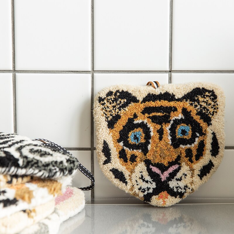 Léopard inde animal modélisation petit pot de laine caboteur caboteur coussin d'isolation à la main décoration de la maison pendentif