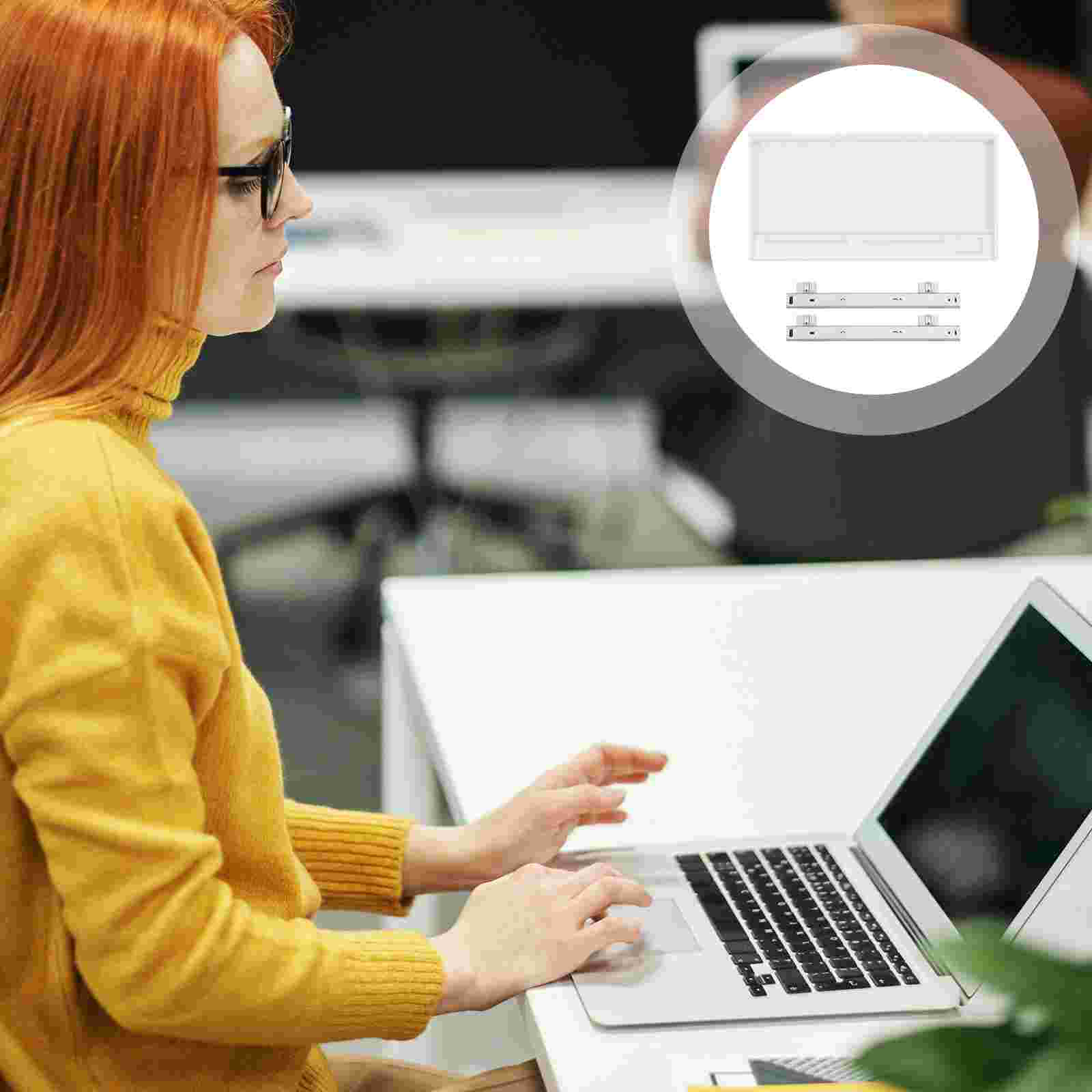 Schubladen-Tastaturablage-Halter für Schreibtisch unter verschiebbarem Regal. Der Tisch ausziehbarer schwarzer Computerbüro