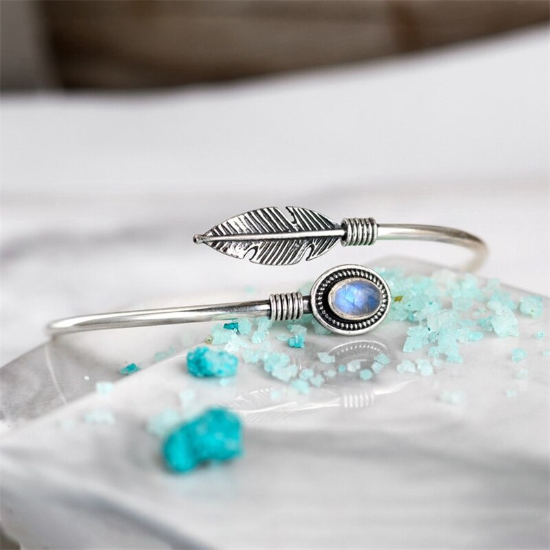Vintage Stijl Trend Vrouwen Ingelegd Maansteen Armbanden Boho Stijl Glamour Dames Metalen Veer Armband Anniversary Sieraden
