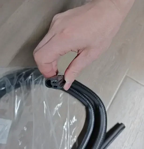 1 stk. gummitætning til tagglas til pajero sport  k90 2000-2006 tætningsliste til montero sport  k80 taggummi 250cm mr199811