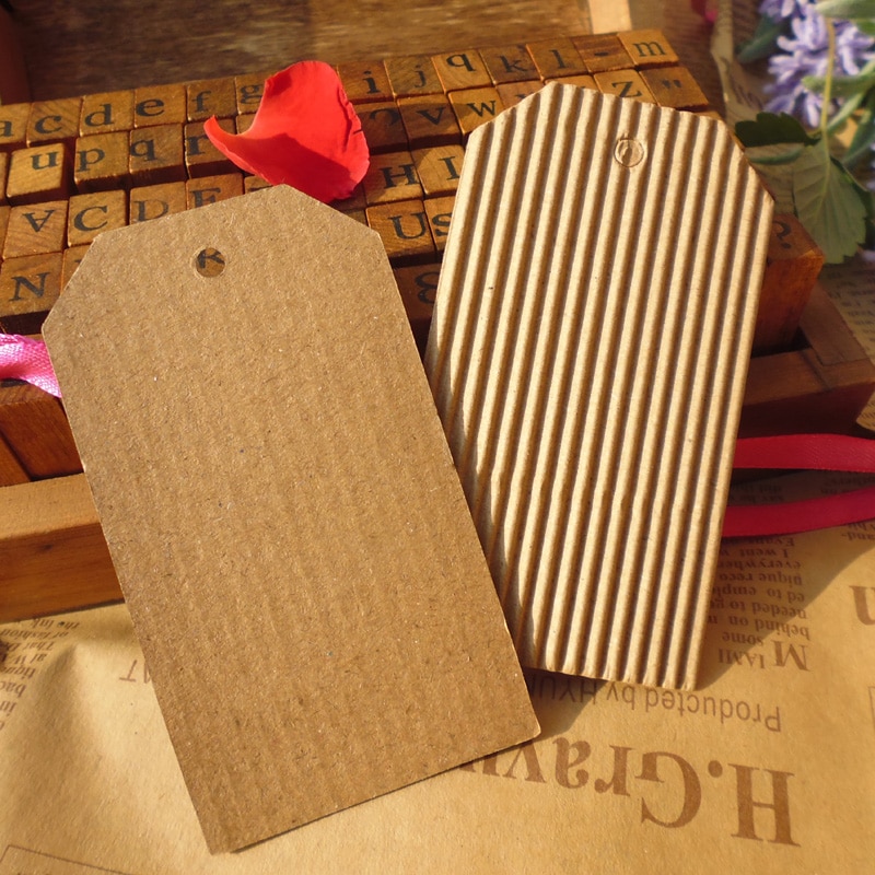 100 stuks gegolfde kraft bladwijzers, blanco trapeziumvormige kraft labels, prijskaartjes, diy papieren hangtags met henneptouw, 4.5 x 8cm