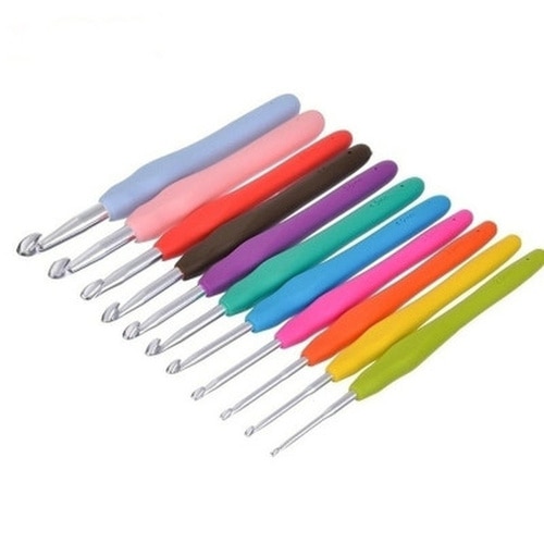 1PCS Crochet Hook Ergonomic Handles 3.0mm Comfortable Grips Crochet Needles Yarn Weave Knitting Needles Random Color Wool Needle
