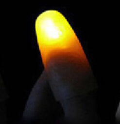 2 stk fest lysende legetøj magisk lys op glød tommelfingre fingre trick vises lys tæt på: Gul