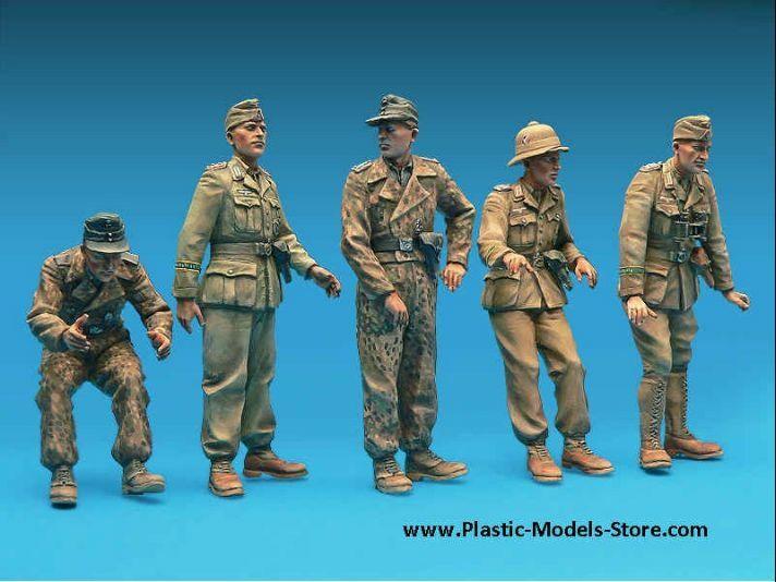 Miniart 35072 - 1/35 scale German Armored Car Crew 5 Figures WW II model kit