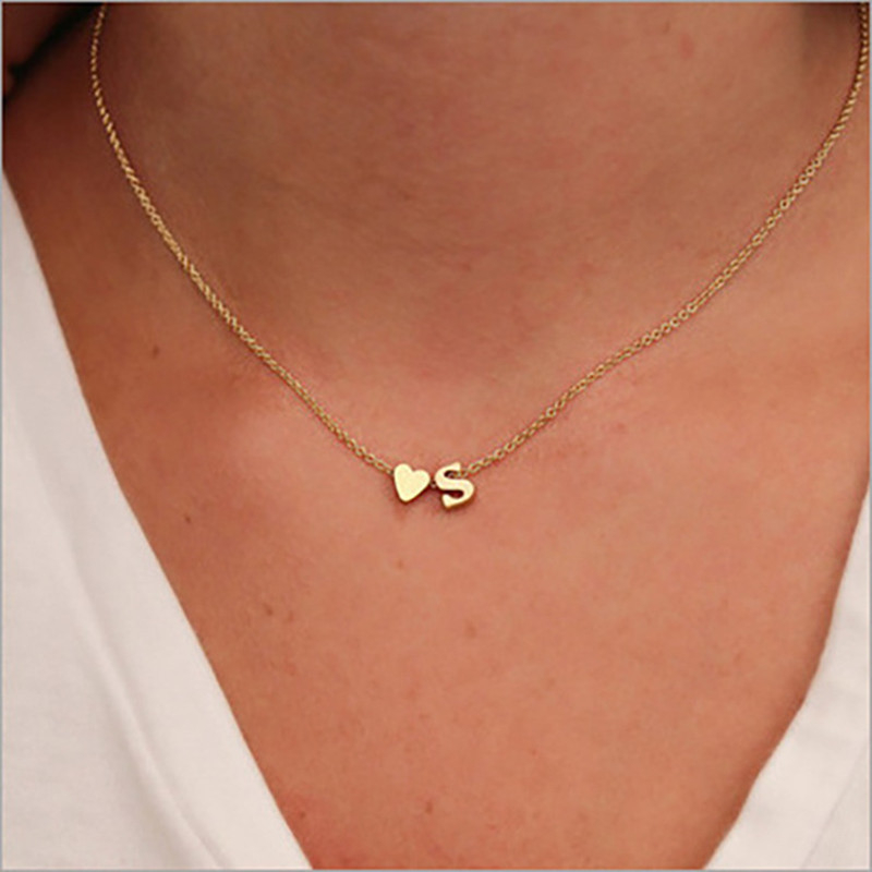 Nueva , collares de A-Z Capital para mujer, cadena corta de Color dorado, colgantes de corazón, artículos diarios sexis, joyería para el cuello, collar de decoración para
