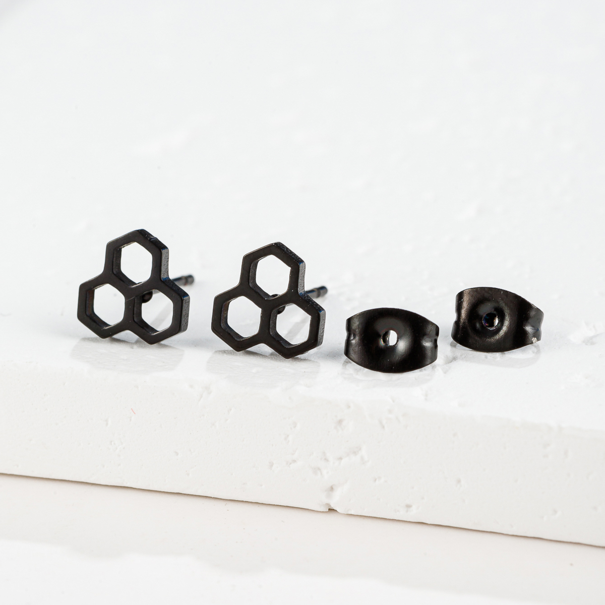 1 par de pequeños pendientes de panal de acero inoxidable para mujer y niña, pendientes hexagonales geométricos, química, pendientes moleculares: Pistola negra plateada