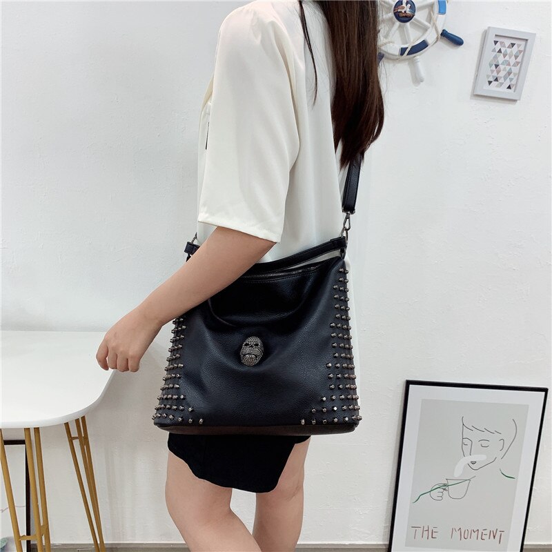 Punk skull borse a tracolla da donna grande capacità moda rivetto borsa da donna in pelle PU nera hobos femminile borse a tracolla bit tote