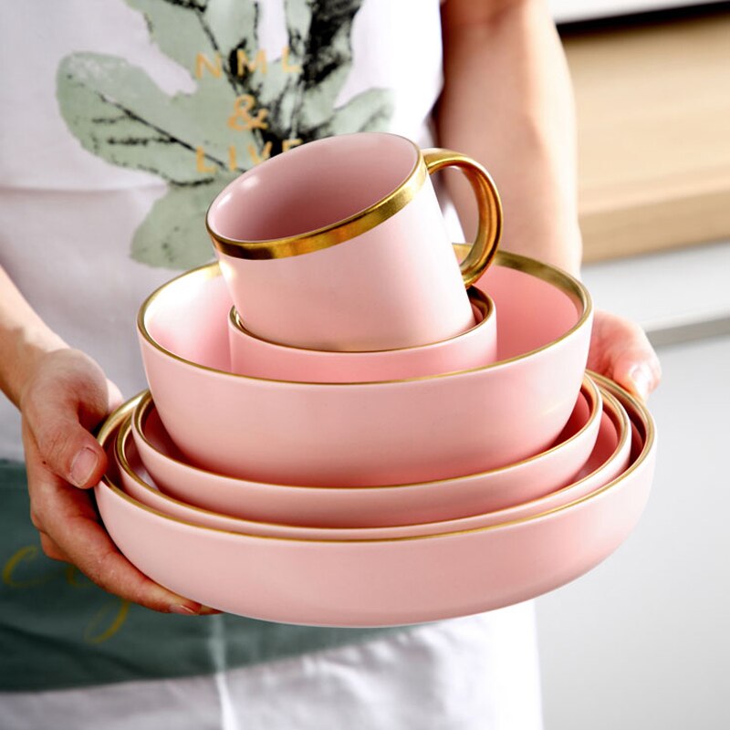 Lyserød keramisk porcelæn guldindlæg nordisk boligindretning porcelæn aftensmad tallerken suppeskål kop køkkenrestaurant